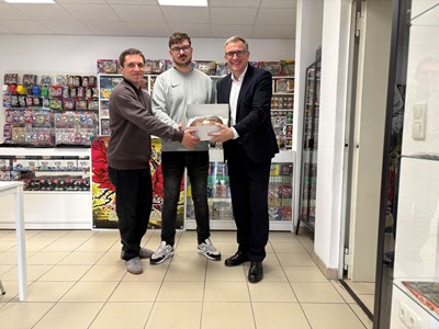 Viel Erfolg in Heusenstamm! Bürgermeister Steffen Ball (rechts) und Wirtschaftsförderer Jan Floß (links) freuen sich mit Jannik Günther (Mitte).