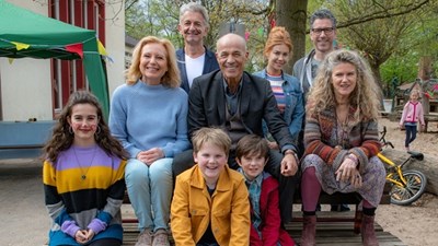 Am Set nach dem Kinderschminken. Von links nach rechts: Maya Lauterbach (Rolle Merle), Maren Kroymann (Rolle Karin), Dominic Raacke (Rolle Kai), Heiner Lauterbach (Rolle Gerhard), Palina Rojinski (Rolle Elena), Wolfgang Groos (Regie), Barbara Sukowa (Rolle Philippa) – vorne sitzend Julius Weckauf links und Bruno Grüner rechts | Bild: ARD Degeto/Studiocanal/Wolfgang Ennenbach