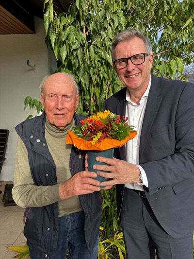 Bürgermeister Steffen Ball (rechts) gratuliert Dr. Hartmut von Kienle, Sprecher des BürgerForums Rembrücken, zum 25-jährigen Bestehen.