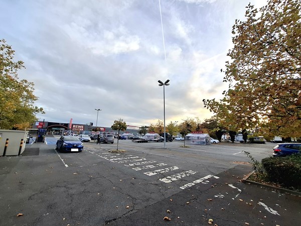 Das REWE-Gelände im Herbst 2025.