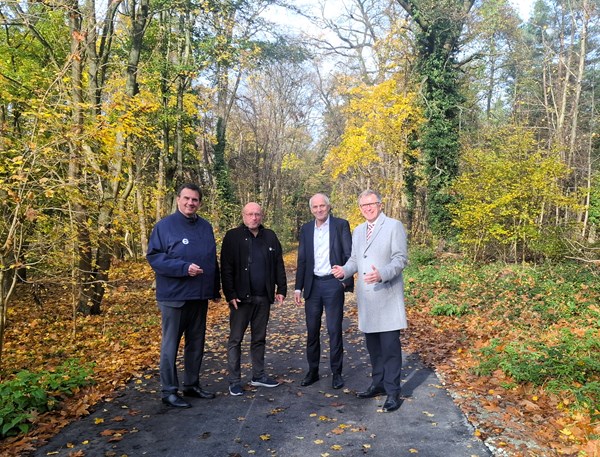 EVO-Vorstandsvorsitzender Dr. Christoph Meier, Stephan Fels (ENO), EVO-Technikvorstand Günther Weiß und Bürgermeister Steffen Ball begutachten den sanierten Waldweg nahe des Friedhofparkplatzes.
