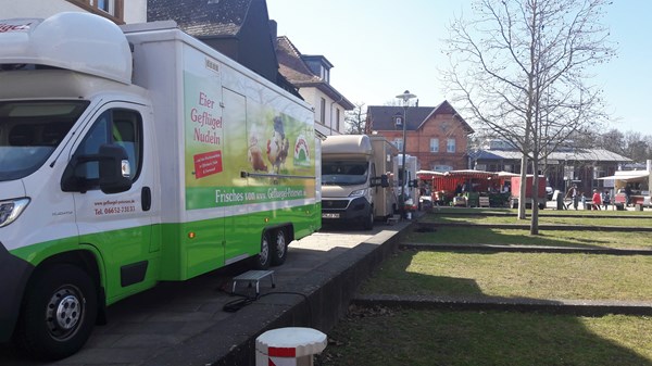 Wochenmarkt auf dem Bahnhofsplatz.