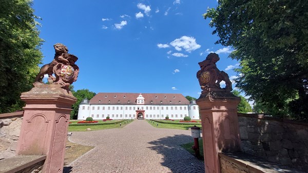 Schloss Schönborn mit Rathaus.