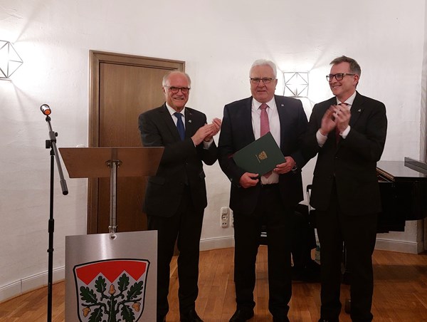 Stadtverordnetenvorsteher Peter Jakoby (l.) und Bürgermeister Steffen Ball (r.) gratulieren dem neuen Ehrenbürger Lothar Fella.