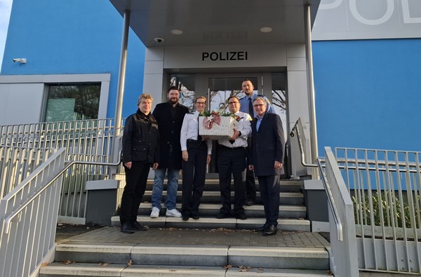 Bürgermeister Steffen Ball (r.), Erster Stadtrat Uwe Michael Hajdu (l.) und Fachdienstleiter Sicherheit und Ordnung Christian Rücker (2.v.l.) besuchen die Heusenstammer Polizeistation. Dienststellenleiter Marc Heinl (Mitte) und seine Stellvertreterin Christine Jöckel (Mitte) nehmen den Geschenkkorb entgegen.