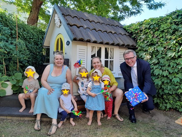 Ein Geschenk und ein herzliches Dankeschön für die Jubilarin (v.l.): Katrin Roth vom städtischen Familien- und Frauenbüro, Tagesmutter Astrid Kunkel, Bürgermeister Steffen Ball. Die Kinder sind unkenntlich gemacht.