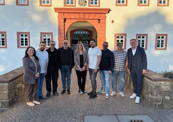 Der neu gewählte Ausländerbeirat der Stadt Heusenstamm. V.l.: Zahide Demiral (Stellvertretende Vorsitzende des Kreis-Ausländerbeirats), Baki Halili, Mehmet Fevzi Tümen, Mario Cefalu, Rosanna Fronte, Vorsitzender Evren Kocak, Rosario Fronte, Giorgio Fronte, Bürgermeister Steffen Ball (r.). Es fehlt: Giorgio Modica.