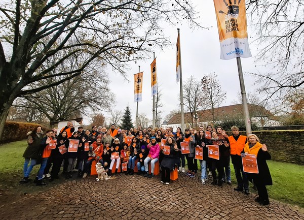 Wir zeigen Haltung: Mitarbeitende aus dem Rathaus unterstützen die UN-Kampagne „Orange the World“ ...