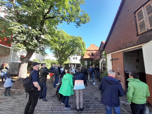 Anlässlich der Jahresbegehung besuchen Stadtverordnete das derzeitige Feuerwehr- und ehemalige Bauhof-Areal (2024).