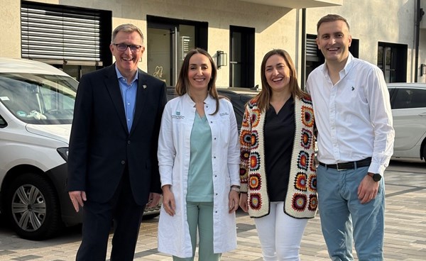 Alles Gute und viel Erfolg in den neuen Praxisräumen. V.l.: Bürgermeister Steffen Ball, Dr.med.univ. Zana Gubetini-Bicaj, Dr.dent. Atdhedone Pllana-Murturi und Dr.med.univ. Leke Murturi vor dem neuen Gebäude im Nieder-Röder-Weg.