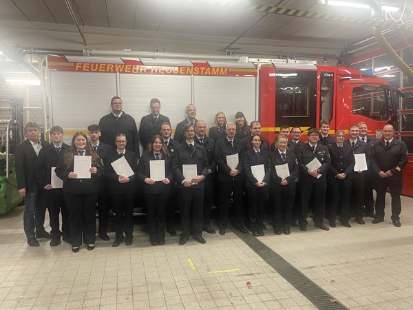 Die beförderten und neu übernommenen Feuerwehrfrauen und -männer.