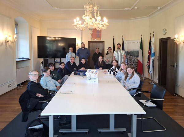 Bürgermeister Steffen Ball (hinten links sitzend), Ausbildungsleiter Christian Zilch (hinten rechts stehend) sowie Kolleginnen und Kollegen aus den begleitenden Fachdiensten und Außenstellen begrüßen die Schnupper-Girls und -Boys im Rathaus (nicht alle Teilnehmerinnen und Teilnehmer sind auf dem Foto).