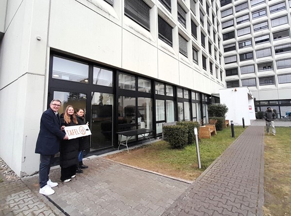 Die Tafel ist innerhalb des Campus‘ umgezogen. V.l.: Bürgermeister Steffen Ball, Leiterin der Ausgabestelle Helena Wolf und Fachdienstleiterin Integration, Familie & Senioren Jasmin Heine begutachten die neuen Räume.