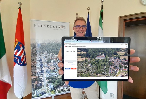 Mit Pendla können ganz einfach Fahrgemeinschaften in Heusenstamm gesucht und gefunden werden (Bürgermeister Steffen Ball zeigt die Heusenstamm-Seite).