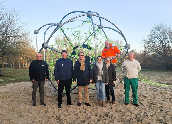 Stadt und EVO/ENO freuen sich: Cosmo ist fertig aufgebaut und bespielfähig. V.l.: Stephan Fels (ENO), Dr. Christoph Meier (Vorstandsvorsitzender EVO), Bürgermeister Steffen Ball, Dr. Kirsten Fritz (Fachdienstleiterin Umwelt, Forst & Klimaanpassung), Ulrike Winkler (Fachbereichsleiterin Bauen), Martin Bunke und Jens Deckart (städtische Spielplatzprüfer und Schreiner).