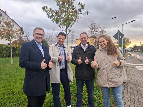 Der Standort für den zentralen Verteilerpunkt (PoP) im Kreuzungsbereich Balthasar-Neumann-Straße/Frankfurter Straße ist beschlossen. V.l.: Bürgermeister Steffen Ball, Projektleiter Hessen Westconnect Matthias Nass, Leiter Regional & Roll-Out-Management West der Westconnect Daniel Böttcher, Wirtschaftsförderin Juliane Blümmel.