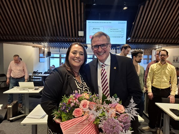Mit großer Mehrheit gewählt: Bürgermeister Steffen Ball (r.) gratuliert Heide Schwab (l.) herzlich.