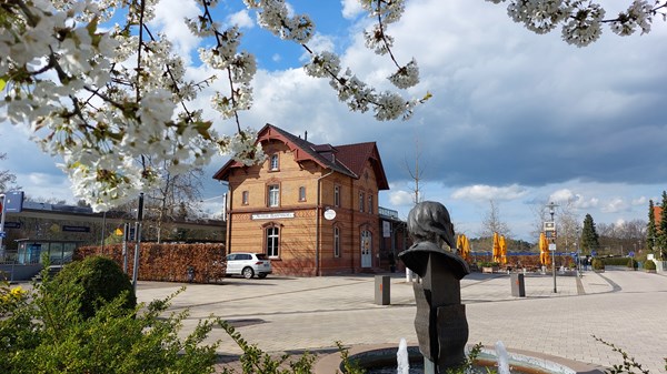 Heusenstammer Bahnhof im Frühling.