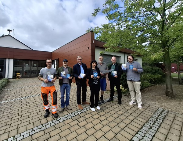 Die öffentlichen WLAN-Hotspots in Rembrücken sind in Betrieb. V.l.: Thomas Herold (Bauhof-Elektriker), Dimitri Rosenboim (IT-Administrator), Bürgermeister Steffen Ball, Monika Wolf (Fachdienstleiterin IT Management und Digitalisierung), Armin Drexler (Bauhof-Elektriker), Markus Tremmel (Fachbereichsleiter Allgemeine Verwaltung und Bürgerservice), Philipp Ehrhardt (Digitalisierungsmanager).