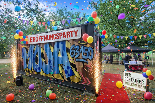 Jetzt wird endlich gefeiert: Eröffnung des Containers!