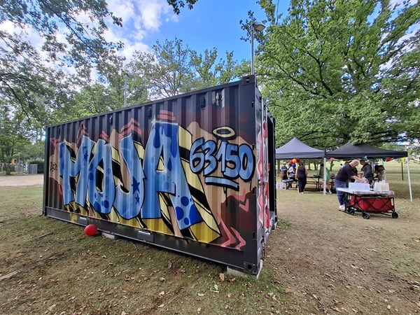 Der neue Container am Schwimmbad wird mit einer großen Party eingeweiht.