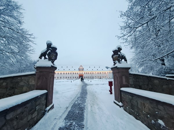 Schloss-Rathaus im Winter.