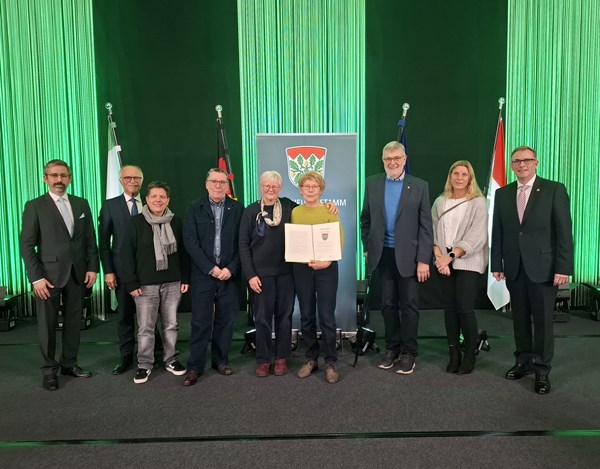 Stadtverordnetenvorsteher Peter Jakoby (2.v.l), Bürgermeister Steffen Ball (r.) und Erster Stadtrat Paul Sassen (l.) gratulieren den Preisträgerinnen und Preisträgern der Initiative Stolpersteine (Mitte links: Brigitte Fischer, Mitte rechts: Gisela Beez). 