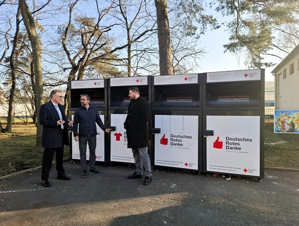 Der Austausch mit allen Beteiligten trägt bereits erste Früchte: Bürgermeister Steffen Ball (l.), Erster Stadtrat und Ordnungsdezernent Paul Sassen (Mitte) und Fachdienstleiter Sicherheit & Ordnung Christian Rücker (r.) begutachten Altkleidercontainer-Standorte im Stadtgebiet (hier: Parkplatz des REWE-Centers, Werner-von-Siemens-Straße 2).