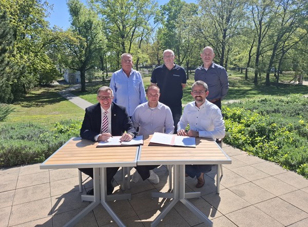 Der Pachtvertrag ist unterzeichnet – Foto-Location: Terrasse des Schwimmbads. V.l. sitzend: Bürgermeister Steffen Ball, Philipp Klein (City Promotion), Erster Stadtrat Paul Sassen. V.l. stehend: Jürgen Klein (Geschäftsführer City Promotion), Kommissarischer Schwimmbad-Leiter Thomas Hurst, Fachbereichsleiter Allgemeine Verwaltung & Bürgerservice Markus Tremmel.