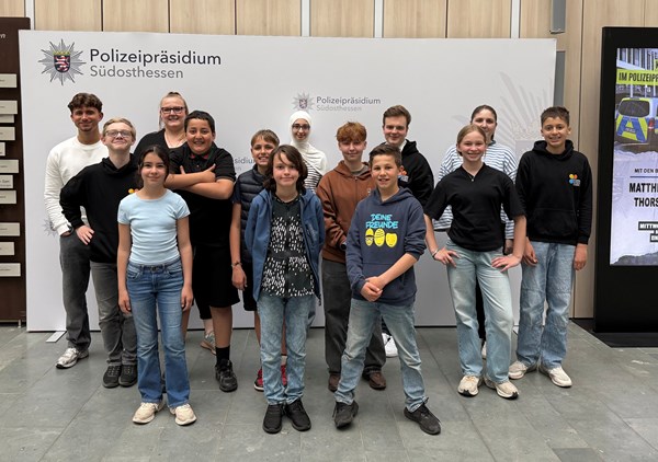 Die Mitglieder des Heusenstammer Kinder- und Jugendparlaments mit ihren Betreuern Kevin Schmidt (Reihe hinten l.), Jacqueline Garski (Reihe hinten, 2.v.l.) und Ralli Kaita-Odag (Reihen hinten, r.) zu Besuch im Polizeipräsidium Südosthessen.