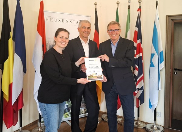 Die Auszeichnung für die Sammlung von Altspeisefetten und -ölen ist übergeben. V.l.: Dr. Kirsten Fritz (Fachdienstleiterin Umwelt, Forst & Klimaanpassung), Albert Bechtoldt (Vertriebsleiter der Münzer Deutschland GmbH) und Bürgermeister Steffen Ball.