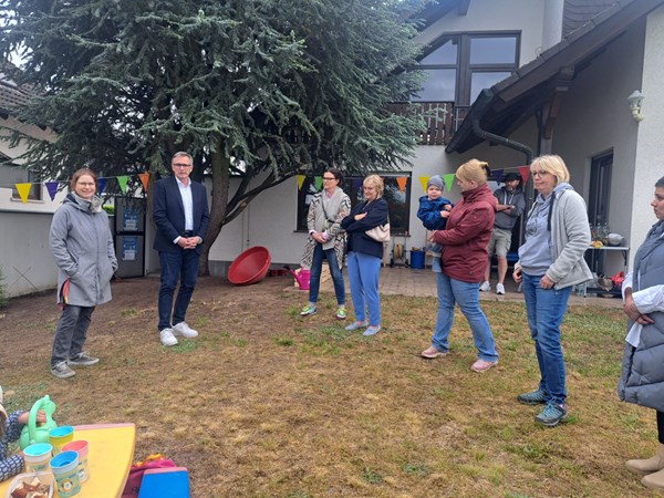 Der Garten ist angelegt. Bürgermeister Steffen Ball (2.v.l.) besuchte die vielen Helferinnen und Helfer im Haus der Kindertagespflege.