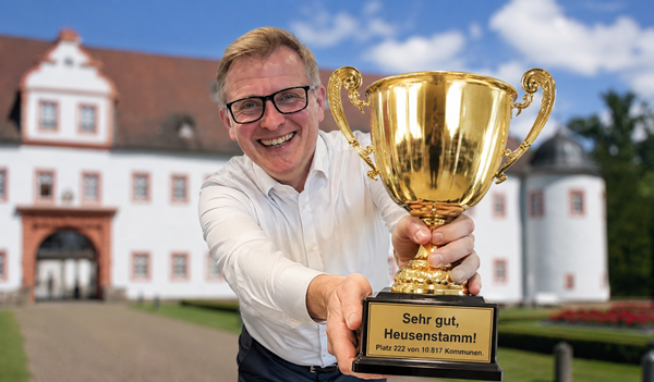 Bürgermeister Steffen Ball freut sich über die sehr gute Platzierung Heusenstamms im Gemeindecheck. (Der Inhalt dieses Bildes wurde unter Zuhilfenahme von Künstlicher Intelligenz erstellt und von einem Menschen überprüft).