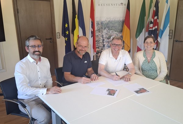 Der Pachtvertrag ist unterzeichnet. V.l.: Erster Stadtrat Paul Sassen, 1. Vorsitzender des Modellsportclubs Gunther Winter, Bürgermeister Steffen Ball, Dr. Kirsten Fritz (Leiterin des Fachdienstes Umwelt, Forst & Klimaanpassung).