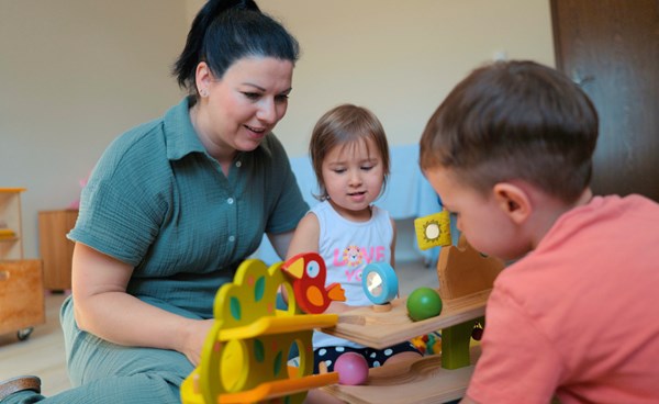 Tagesmutter Stefanie Fisch mit "ihren" Kindern.
