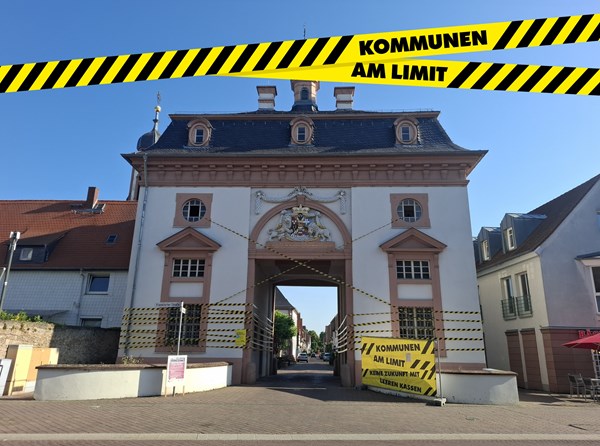 Der eingewickelte Heusenstammer Torbau als Hauptaktion des Aktionstages „Kommunen am Limit“