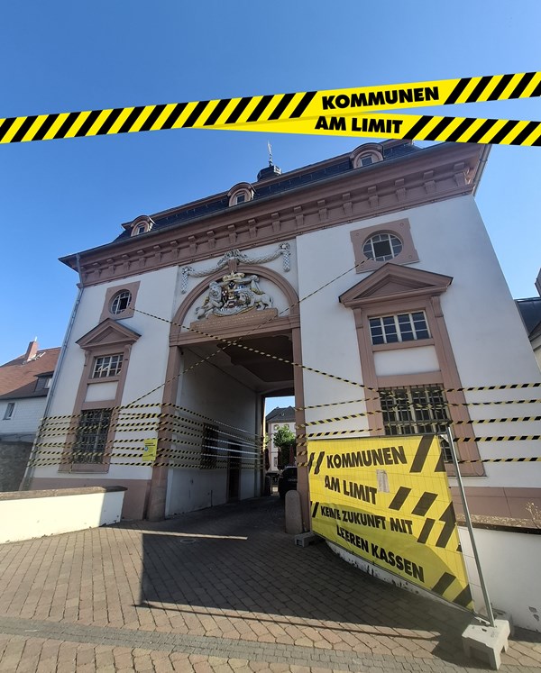 Heusenstammer Torbau im Kampagnendesign "Kommunen am Limit"