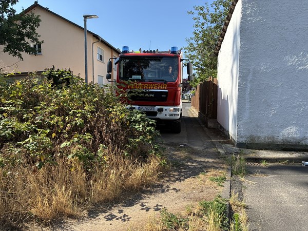 Inzwischen wurde die Hecke im Bildvordergrund vollständig entfernt und zwei Pfosten in der Mitte des Verbindungswegs angebracht.