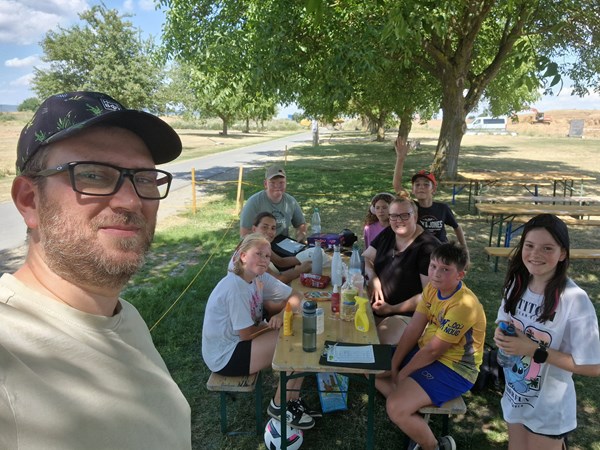 Gruppenfoto während des Ausflugs zum Fußballgolf in Karben.