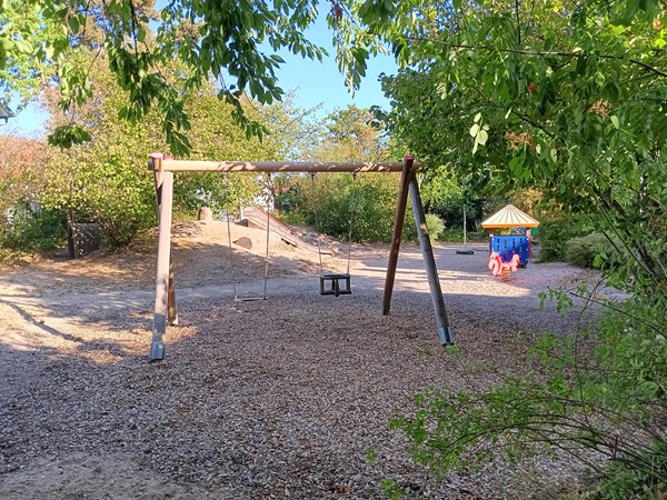 Spielplatz Konrad-Adenauer-Straße: Die Schaukel ist wieder schaukelfähig.