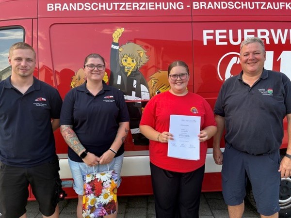 Von links: 1. Stellvertretender Wehrführung Johannes Walther, Vivi Wingsheim, Kinderfeuerwehrwartin Amelie Beck, Stadtbrandinspektor Eric Fröhlich