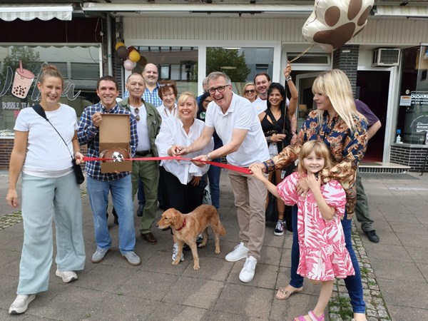 Herzlich willkommen in der Alten Linde und viel Erfolg! Bürgermeister Steffen Ball (Mitte) und Wirtschaftsförderin Juliane Blümmel (ganz links) freuen sich mit Kathrin Starrmann (Mitte) über die Neueröffnung.