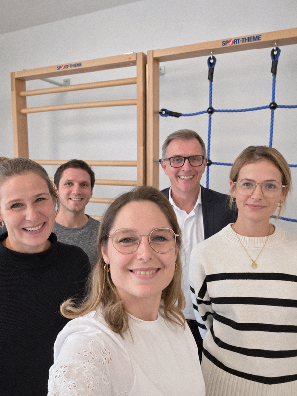 Viel Erfolg in Heusenstamm! Bürgermeister Steffen Ball (hinten rechts) sowie die Wirtschaftsförderung Jule Blümmel (ganz links) und Jan Floß (hinten links) freuen sich mit Vanessa Rummel (Mitte) und Melina Grimm.