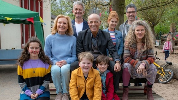 Am Set nach dem Kinderschminken. Von links nach rechts: Maya Lauterbach (Rolle Merle), Maren Kroymann (Rolle Karin), Dominic Raacke (Rolle Kai), Heiner Lauterbach (Rolle Gerhard), Palina Rojinski (Rolle Elena), Wolfgang Groos (Regie), Barbara Sukowa (Rolle Philippa) – vorne sitzend Julius Weckauf links und Bruno Grüner rechts | Bild: ARD Degeto/Studiocanal/Wolfgang Ennenbach