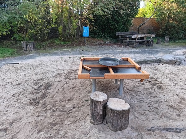 Spielplatz Königsberger Straße: Die neue und selbstgebaute Tischplatte ist montiert.