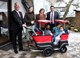 Der neue Kinderbus (v. l.: Harald Flex, Daniela Mensendiek, Petra Beißel, Bürgermeister Halil Öztas)