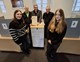 Die selbstgebaute Wahlurne ist jetzt im Briefwahllokal im Rathaus aufgestellt. V.l.: Ralli Kaita (Kinder- und Jugendförderung), Gemeindewahlleiter Markus Tremmel, Bürgermeister Steffen Ball, Christoph Jonas und Sarah (15) aus dem Jugendtreff.