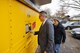 Bürgermeister Steffen Ball und Dr. Hartmut von Kienle "testen" die Poststation. (Foto: Deutsche Post DHL/Bernd Georg)