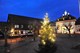 Weihnachtsbaum auf dem Kirchplatz St. Cäcilia.