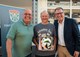 Der Gewinner steht fest. V.l.: Gewerbevereinsvorsitzender Ronald Haselhorst, Christian Wilhelm, Bürgermeister Steffen Ball.